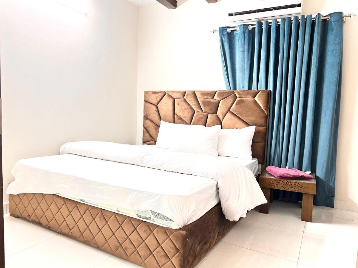 Luxury 3 Bedrooms Apartment Lounge+Kitchen Air-Conditioning And Wifi E11 Islamabad Exterior photo