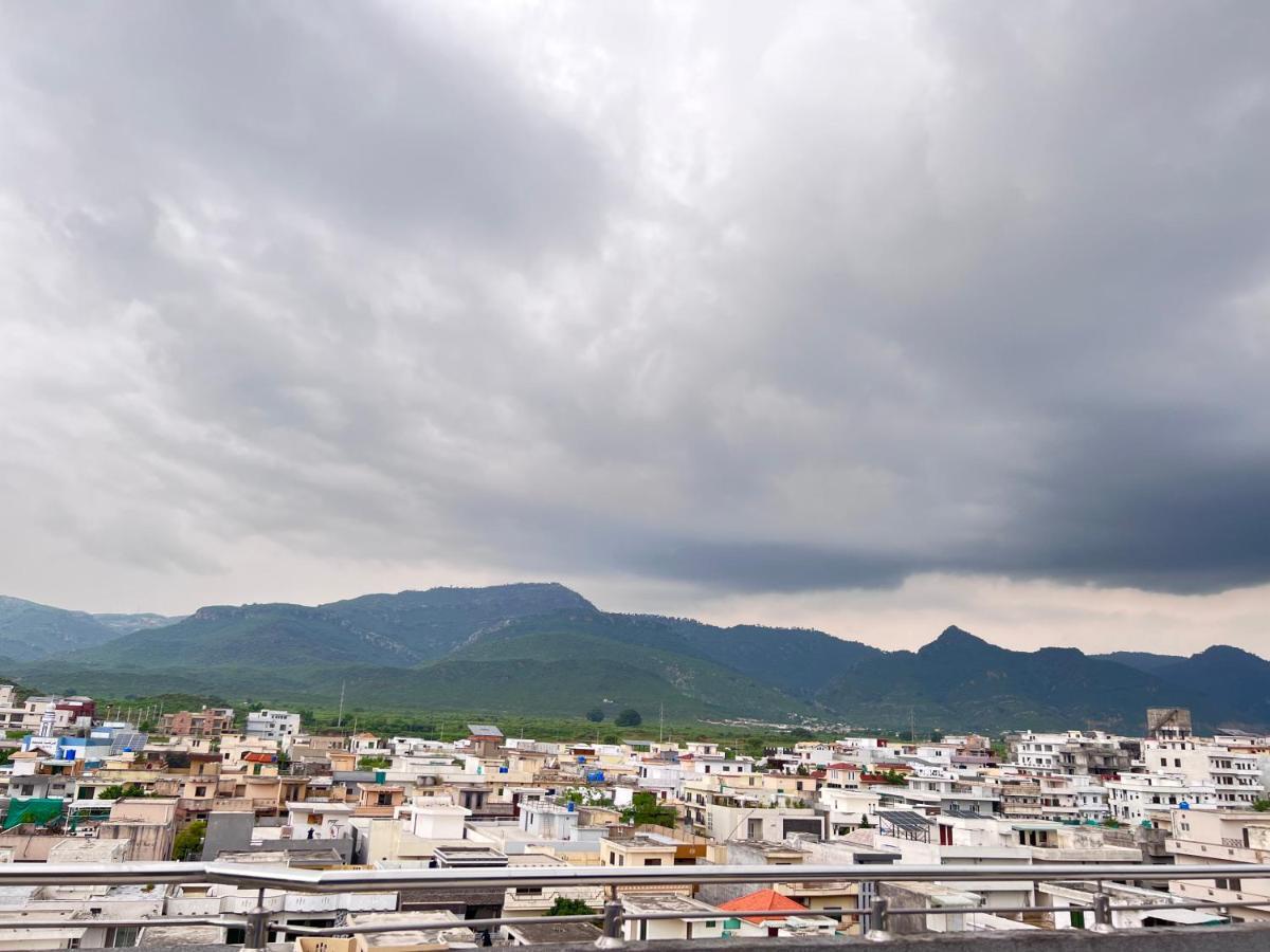 Luxury 3 Bedrooms Apartment Lounge+Kitchen Air-Conditioning And Wifi E11 Islamabad Exterior photo